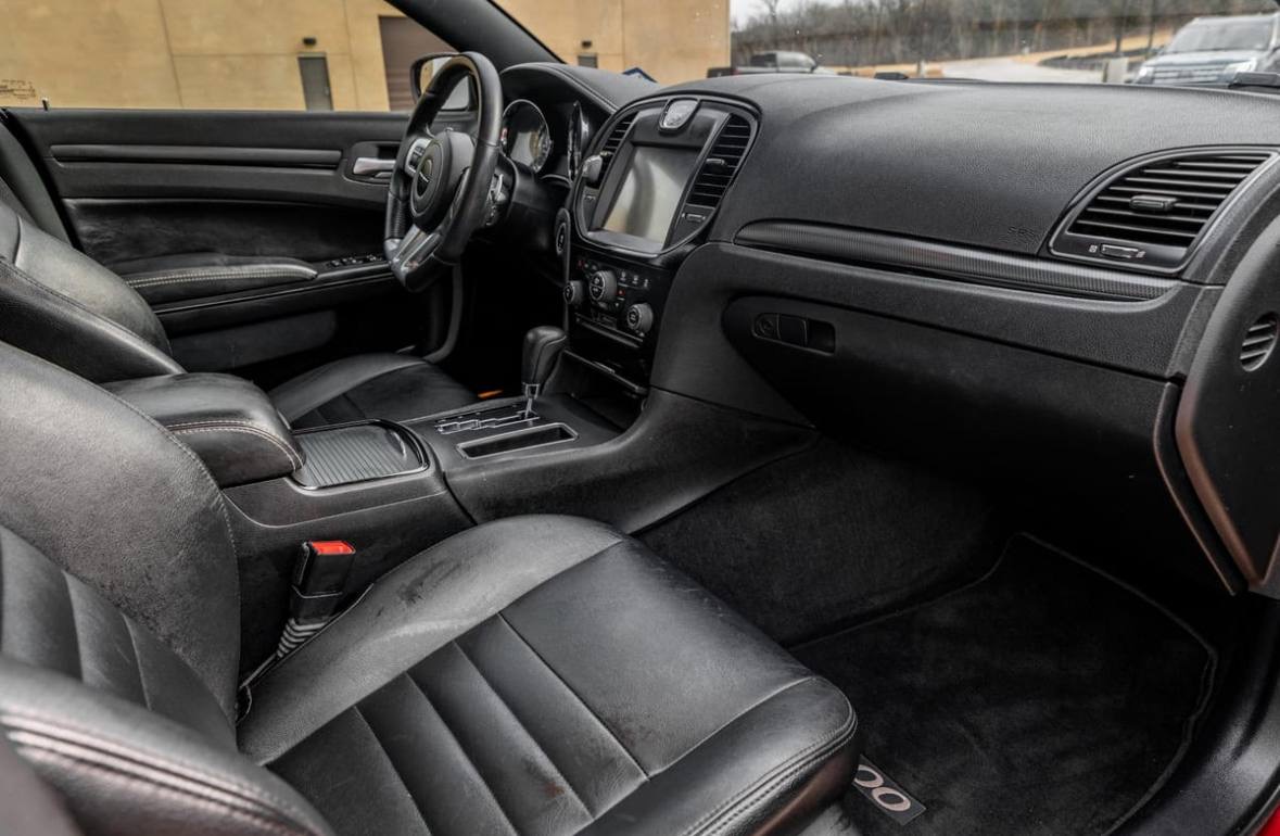2013 Chrysler 300 SRT — Photo 5