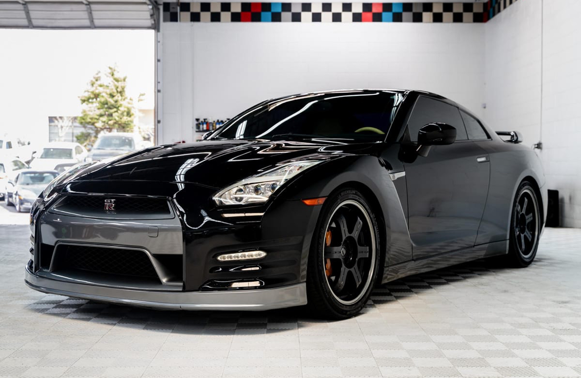 2016 Nissan GT-R Premium — Photo 6