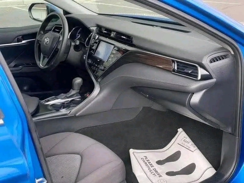 2020 Toyota Camry Hybrid LE — Photo 6