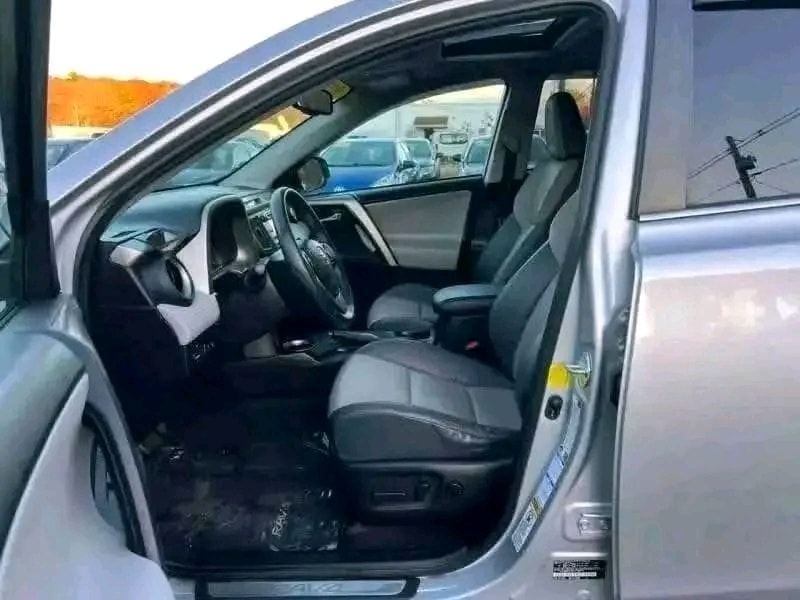 2015 Toyota RAV4 Limited — Photo 7